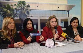 La senadora Mirta Gusinky (ANR), Mónica Castañe (mamá de Belén Whittingslow) y las senadoras Lilian Samaniego (ANR) y Esperanza Martínez (Frente Guasu).