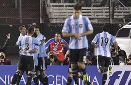 los-jugadores-de-argentina-celebran-un-gol-ante-peru-el-cuadro-albiceleste-es-el-primer-sudamericano-clasificado-a-brasil-2014-172257000000-613198.JPG
