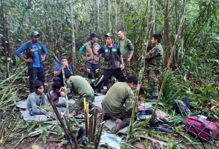 Soldados e indígenas mientras atienden a los niños rescatados tras 40 días en la selva, en Guaviare (Colombia).