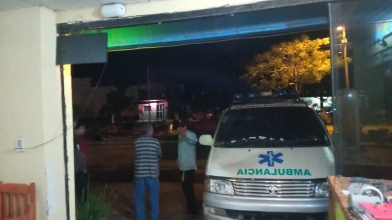 La camioneta tipo ambulancia que conducía una mujer perdió el control e ingresó en la sala del hotel Sión de la ciudad de Alberdi.