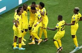 Enner Valencia (no.13) de Ecuador celebra con sus compañeros de equipo después de marcar el gol de apertura durante el partido inaugural del grupo A de la Copa Mundial de la FIFA 2022 entre Qatar y Ecuador en el estadio Al Bayt en Al Khor, Qatar, el 20 de noviembre de 2022.