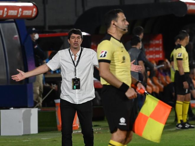 Daniel Garnero, entrenador de Libertad, durante la revancha de octavos de final de la Copa Libertadores contra Athletico Paranaense.