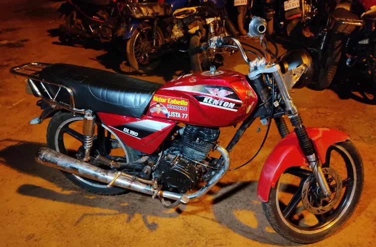 La motocicleta de la marca Kenton, de color rojo, sin chapa, incautada a Richard Alexis Delgado Vera, de 20 años, con antecedente por robo agravado.