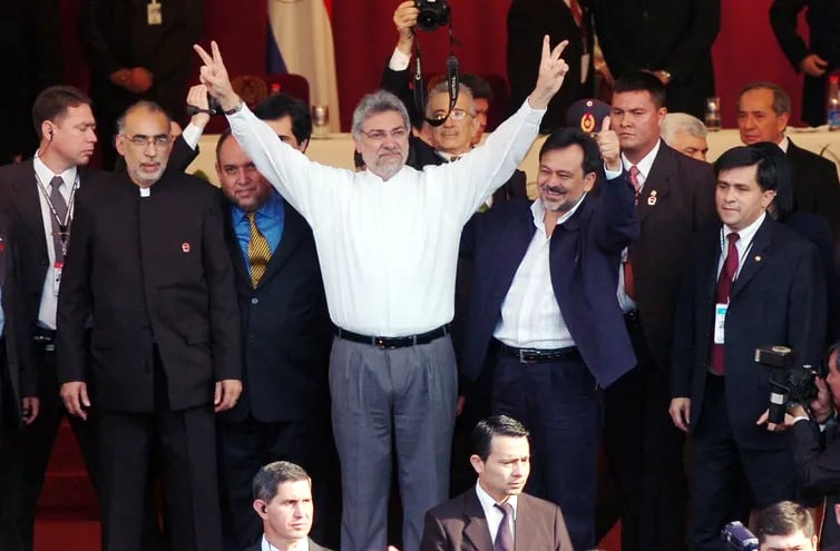 Fernando Lugo Méndez, saludando a la gente luego de jurar como presidente del Paraguay, el 15 de agosto de 2008.