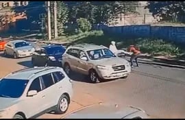 Momento del enfrentamiento entre el conductor y mendigo. (Captura de video).