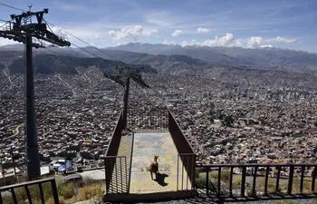 A dog is seen at an empty viewpoint over La Paz in El Alto, Bolivia on May 8, 2020. - Bolivia is under state of emergency with its borders closed against the spread of the new coronavirus. (Photo by AIZAR RALDES / AFP)