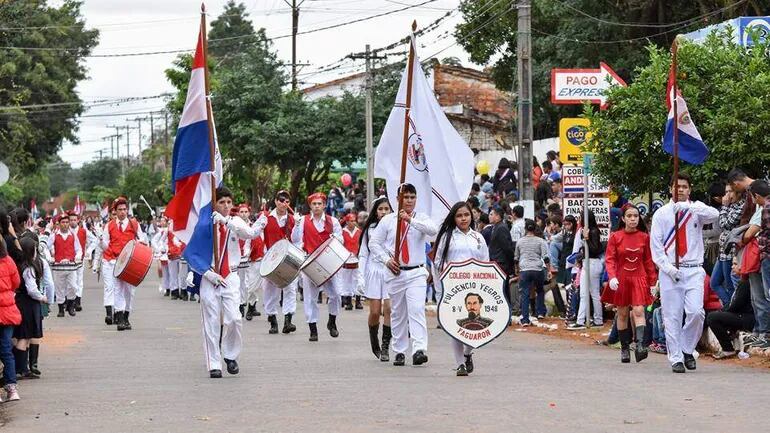 Estudiantes se preparan para participar del desfile éste viernes en Yaguarón.