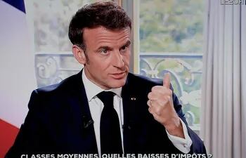 El presidente francés, Emmanuel Macron, afirmó este lunes que las bajas de impuestos que tiene programadas su Gobierno, de 2.000 millones de euros de aquí a 2027, se van a concentrar en las clases medias.