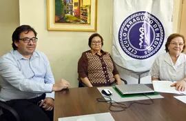 Dr. Osvaldo Paniagua, Dra. Gloria Meza y Dra. Carmen Frutos,  del Círculo Paraguayo de Médicos.