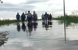 Pobladores de Laguna Itá, Ciervo Blanco y Otazú caminaron 15 km por el agua para reclamar a las autoridades comunales camino de todo tiempo.