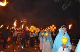 Las peregrinas acompañaron a la Dolorosa durante la procesión del Viernes Santo en Tañarandy.