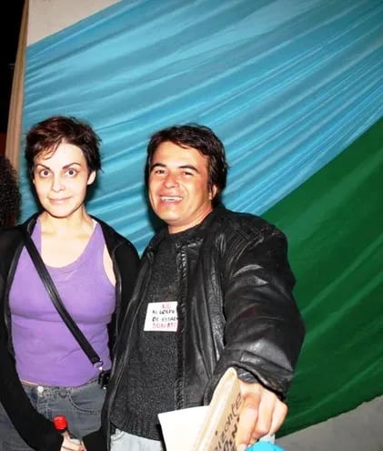 Poetas Montserrat Álvarez y Édgar Pou, parte del incorrecto staff del proyecto "Poemas Para Fumar / Cartes Not Dead", de Lúkas Fúster y Cristino Bogado.