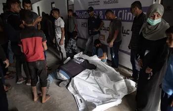 Cuerpos de personas fallecidas en un centro médico en Rafah, en el sur de la Franja de Gaza, luego de un ataque de fuerzas israelíes, este lunes.