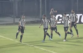 Festejo de los jugadores de Libertad tras el gol de Sebastián Ferreira y la clasificación a la semifinal de Libertad