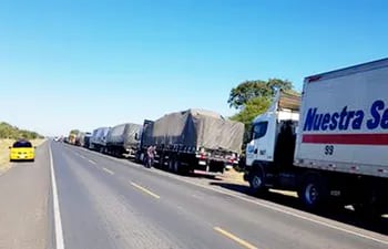 Esta clase de larga cola de transportes de carga se observa cada día en la frontera de Paraguay con Argentina en la zona de Puerto Falcón, limítrofe con Clorinda.