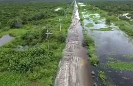 Gran parte del camino que conduce a Bahía Negra y María Auxiliadora se encuentra inundado por las aguas de lluvias.