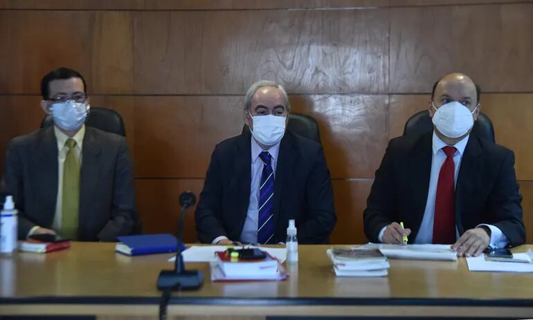 Los magistrados Wilfrido Peralta, Héctor Fabián Escobar y Carlos Hermosilla integran el Tribunal de Sentencia a cargo del juicio oral y público a Salomón Bogarín Aguero.