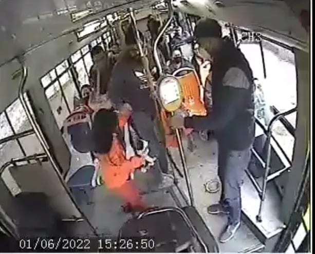 Captura del video. Momento donde uno de los descuidistas se coloca detrás de la víctima.