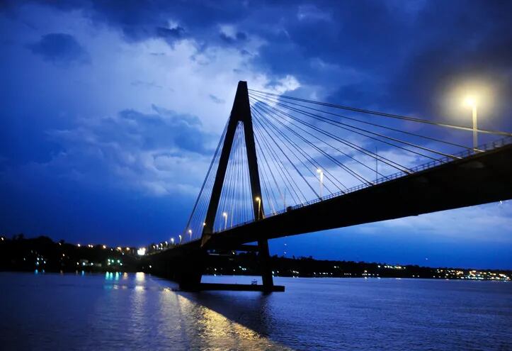Imponente imagen nocturna del puente internacional San Roque González de Santa Cruz, sobre el río Paraná.