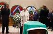 Papa Francisco rindió homenaje al ataúd del difunto Presidente Emérito de la República Giorgio Napolitano.