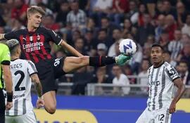 Charles De Ketelaere, del AC Milan, salta en procura del balón ante la presencia de dos jugadores de Juventus.