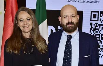 La agregada Cultural de la Embajada de Italia, Prof. María Cristina Brizzi y el artista y diseñador italiano Felice Serreli.