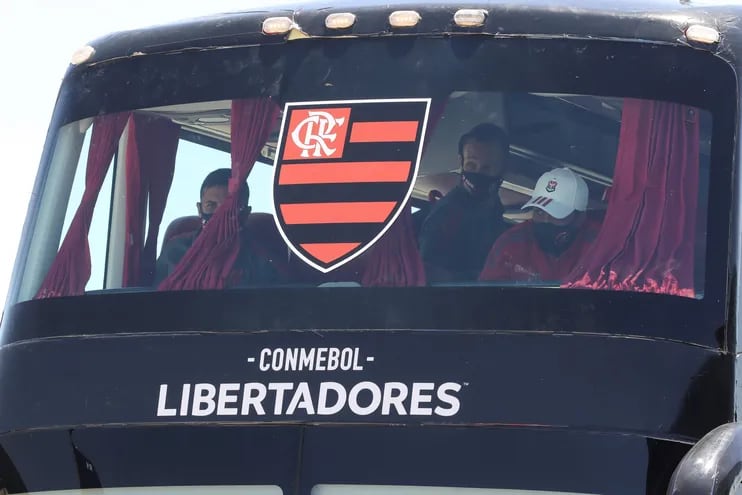 Integrantes de Flamengo suben a un autobús a su llegada al Aeropuerto Internacional de Carrasco en las afueras de Montevideo (Uruguay). Flamengo enfrentará a Palmeiras en la final de la Copa Libertadores este 27 de noviembre.