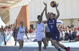 La selección paraguaya femenina de Baloncesto 3x3 durante el duelo de semifinales contra Argentina en el COP.