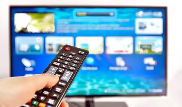 Según la investigadora pudo recolectar hasta el momento, el hombre que “repartía”, los canales de TV es un empleado de la empresa que es legalmente dueña de la señal.