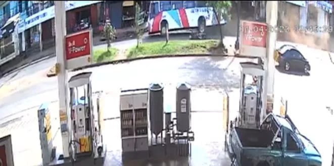 El bus sin frenos cuando atropelló al motociclista en Ciudad del Este (captura de video).