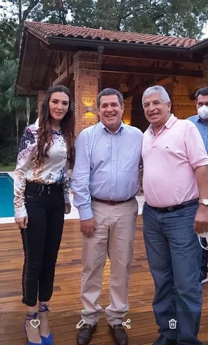 La exdiputada cartista Guadalupe Aveiro, Cartes y el nuevo consejero en IPS, el seccionalero José Jara (d). (foto de redes sociales).