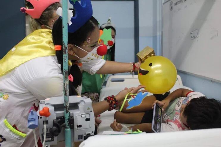 Los Paya Reyes Mágicos llegan hoy cargados de regalos, expandiendo alegría en cada rincón de hospitales de nuestro país, celebrando la vida de los pequeños.