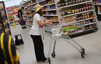 Una mujer hace las compras en un supermercado. La Cámara Paraguaya de Supermercados (Capaco) anunció la reducción de los precios de 100 productos.