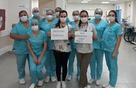 Con el eslogan de queremos estar mejor los médicos y funcionarios en general del Hospital Pediátrico se manifiestan de manera pacífica dentro y fueron del Hospital Pediátrico.