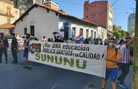 Los estudiantes y docentes se manifiestan en varios puntos de Asunción, realizando cierres intermitentes de calles.