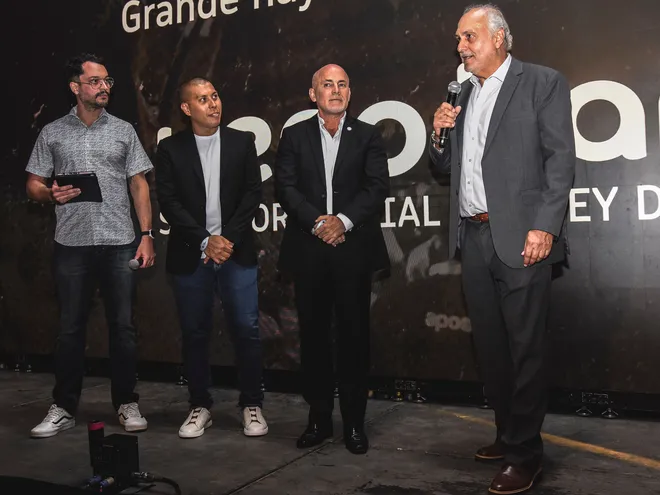 Miguel Cardona (seg. de der. a izq.), presidente de Olimpia, en la ceremonia de oficialización del nuevo sponsor del club en el estadio Manuel Ferreira, en Asunción.