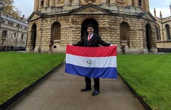 Guillermo Zaracho Mármol exhibiendo feliz la bandera paraguaya.
