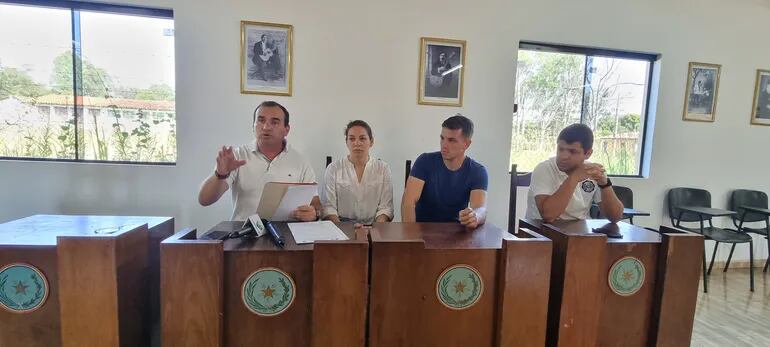 Los concejales municipales de la bancada del PLRA, en el momento de la conferencia de prensa donde denunciaron atropello por sus colegas de la ANR, en el cambio de las comisiones asesoras.