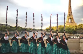 La danza de la botella en París. (Imagen compartida en Twitter por la embajadora Permanente de la República del Paraguay ante la UNESCO, Nancy Ovelar)