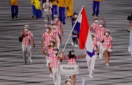 Representantes de la delegación de Paraguay desfilan durante la ceremonia inaugural de los Juegos Olímpicos de Tokio 2020, en el Estadio Olímpico.