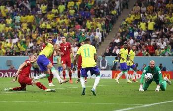 Richarlison se adelanta al zaguero serbio para anotar su  primer gol. Luego anotaría un golazo, de chilena para el 2-0 de Brasil.
