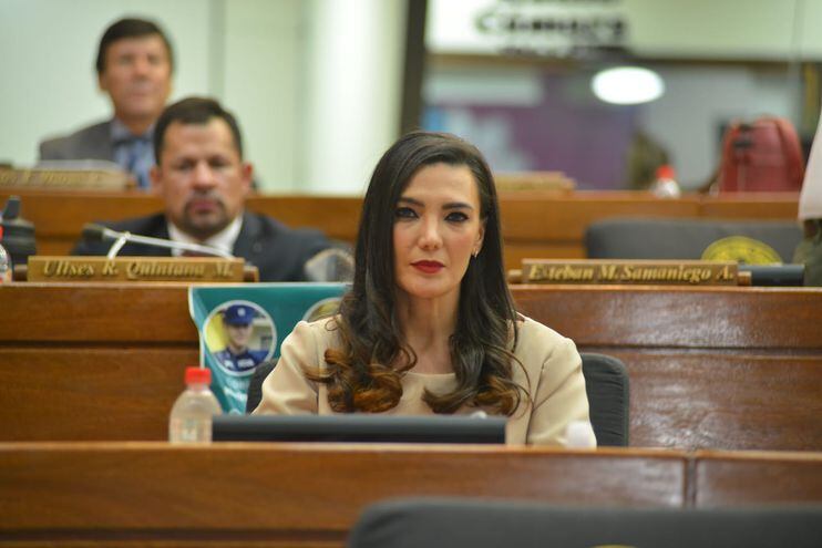 La diputada cartista Guadalupe Aveiro, que supuestamente recibió un oferta millonaria para votar por el juicio a Sandra Quiñónez.
