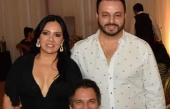 Miguel Servín (der.), con su exesposa Katherine Villalba y Cristian Turrini.