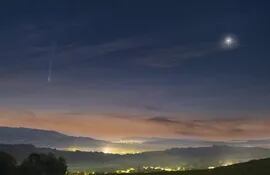 Imagen en la que se aprecia el cometa Nishimura (i) y el planeta Venus (d). El cometa Nishimura, que fue descubierto el pasado 12 de agosto por un astrónomo aficionado, ya se puede ver desde la Tierra, aunque el mejor día para apreciar todo su esplendor será durante el anochecer del domingo 17, después pasará de largo y no volverá hasta dentro de 434 años. Según los cálculos del Jet Propulsion Laboratory de la NASA, el domingo 17 de septiembre Nishimura estará a solo 34 millones de kilómetros del Sol.-