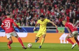 El colombiano Luis Díaz (d) se destacó ayer con un gol y una asistencia en la victoria 3-1 de Liverpool en terreno del Benfica.