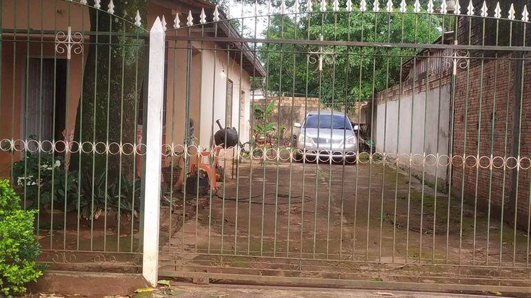El vehículo fue encontrado en el patio de una vivienda ubicada en el barrio Mburucuyá de Ciudad del Este.