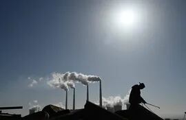 Un obrero trabaja en una planta de energía de carbón en Zhangjiakou, en la provincia china de Hebei.