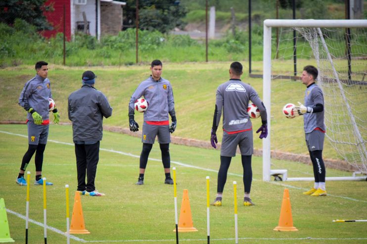 Guaraní y San Lorenzo volverán a los entrenamientos tras contradictorios resultados de pruebas de COVID-19.