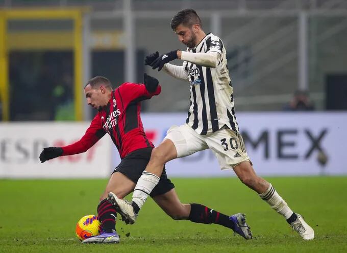 Rodrigo Bentancur (30) con la camiseta de Juventus en el partido contra la Milan por la Serie A.