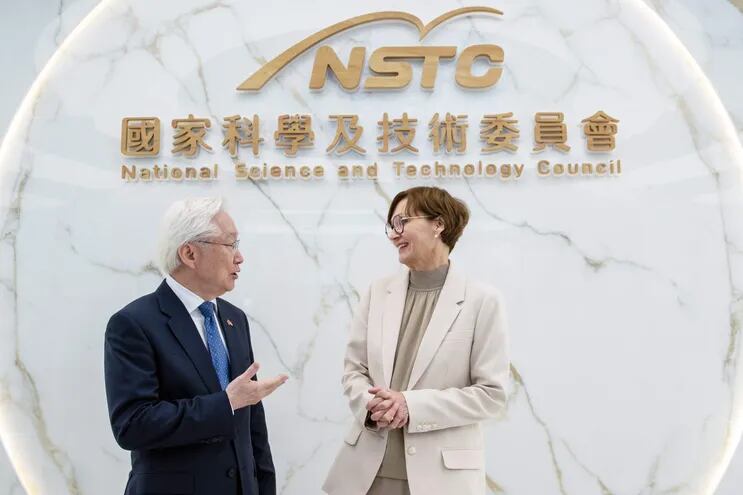 El ministro de Ciencia y Tecnología de Taiwán, Wu Tsung-tsong conversa con la ministra alemana de Educación, Bettina Stark-Watzinger, durante la reunión para la firma de acuerdos de cooperación en el ámbito tecnológico. (EFE/EPA)